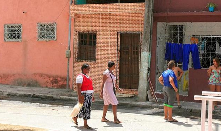 Quem passava pela Rua Pedra Dourada olhava o imóvel que foi palco do triplo homicídio. (Foto: Edilson Lima/ A Tarde)