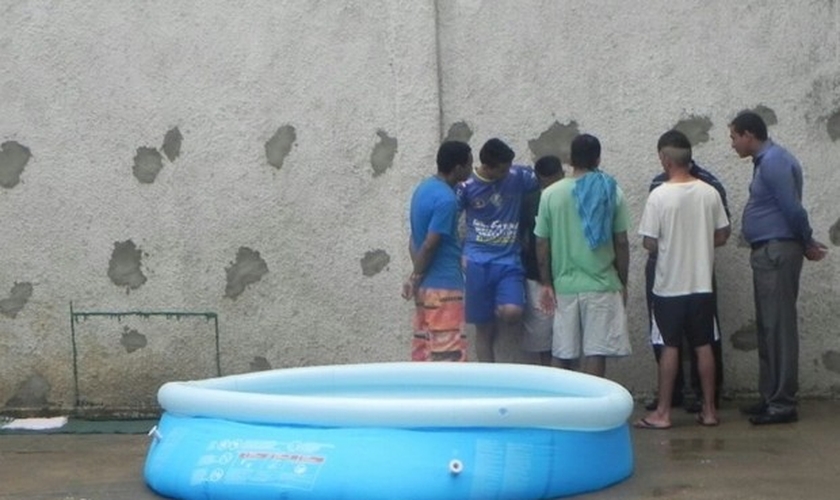 Presos foram batizados dentro da Casa de Prisão de Provisória de Paraíso do Tocantins (Foto: Divulgação)