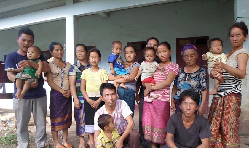 Famílias cristãs em Laos