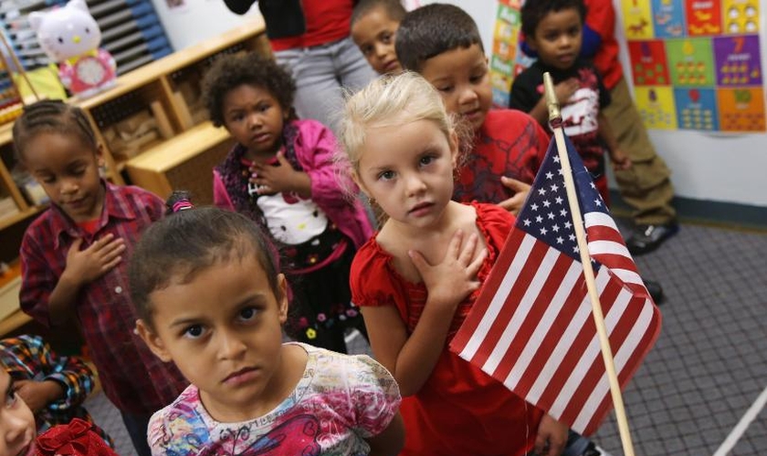Crianças jurando a bandeira no início da manhã no colégio Head Start em Woodbourne, Nova York. (Foto: John Moore/Getty Images)