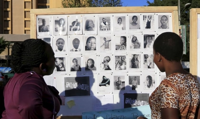 Pessoas olham um mural com fotos de alguns dos 150 estudantes assassinados na Universidade de Garissa, durante a trágica manhã de 02 de abril de 2015 (Foto: Reuters)