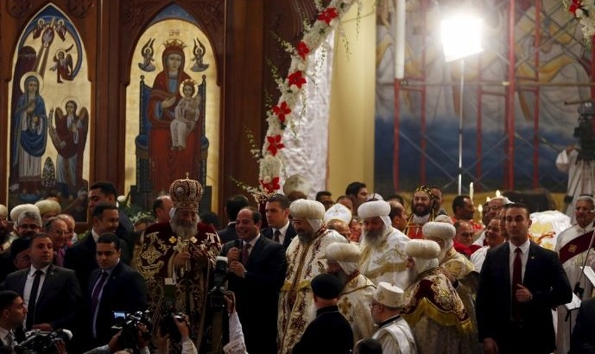 Presidente do Egito participa de Missa para a véspera do Natal em uma igreja Copta, no Cairo. (Foto: Reuters)