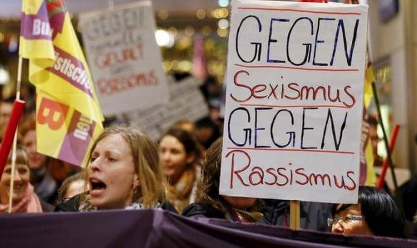 Mulheres protestam contra o 'sexismo', após os ataques ocorridos na véspera do Ano Novo, na cidade de Cologne, nos quais cerca de 1000 homens descontrolados atacaram mais de 100 mulheres. (Foto: Reuters)