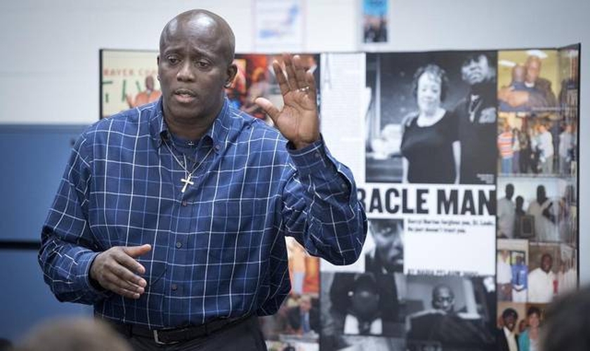 Pastor Darryll Burton fala para estudantes do ensino médio, em Olathe, no estado do Kansas (Foto: Kansas City)