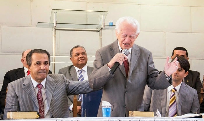 Pastor Silas Malafaia e seu pai, Gilberto Malafaia, durante momento de oração. (Fonte: Verdade Gospel)