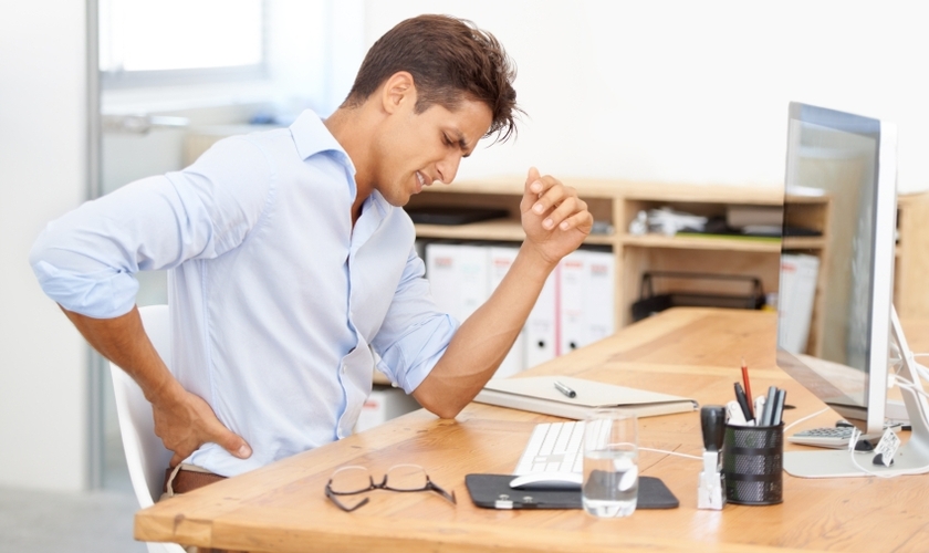 Ergonomia inadequada, no trabalho (mesa e cadeira) e em casa. (Foto: Reprodução)