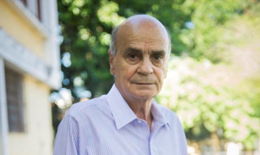 O médico mais conhecido no Brasil, Drauzio Varella, se posiciona contra a visão da igreja em relação ao aborto. (Foto: João Miguel/Globo)