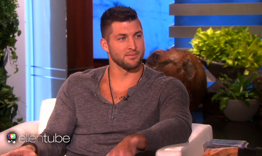 Tim Tebow ganhou fama como astro da liga de futebol americano e agora "aposentado", tem investido tempo e dinheiro em ações humanitárias da sua fundação. (Foto: Captura de tela)