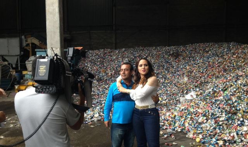 Perlla ao lado de seu pai, Gilberto, no ferro velho no Novo Rio, onde trabalhou durante a infância. (Foto: Divulgação)