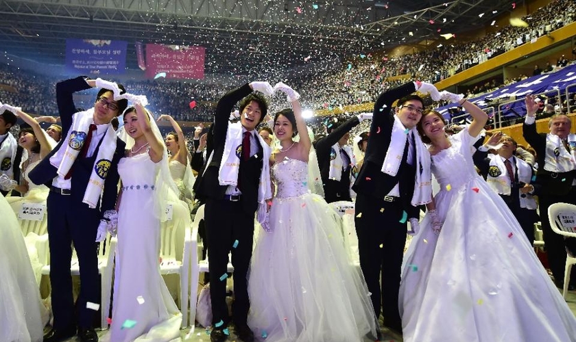 Os casamentos coletivos, muitas vezes realizados em estádios com milhares de casais, têm sido uma característica marcante da igreja fundada por Moon. (Foto: AFP Photo/Jung Yeon-Je)