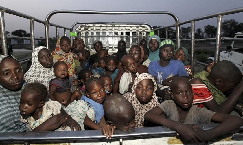 Crianças e mulheres resgatadas do domínio do Boko Haram (Foto: Reuters)