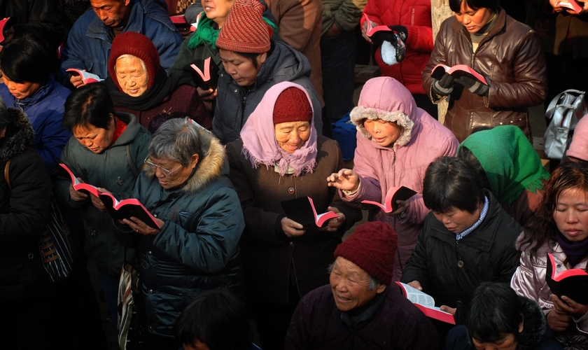 Missionários distribuem milhares de Bíblias na China. (Foto: Bible Society)