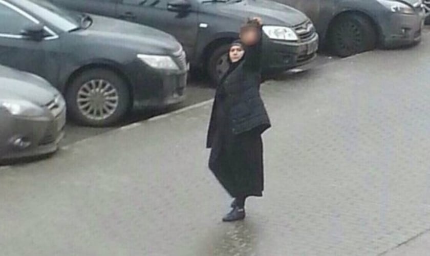 Segurando a cabeça de uma criança, uma mulher muçulmana ameaçou se explodir na Rússia. (Foto: Reprodução/ Instagram/ oleg_smotra)