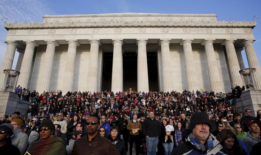 Líderes cristãos se reúnem em frente ao Lincoln Memorial, em um domingo de páscoa de 2015, para orar pelos Estados Unidos (Foto: Jim Bourg / Reuters)