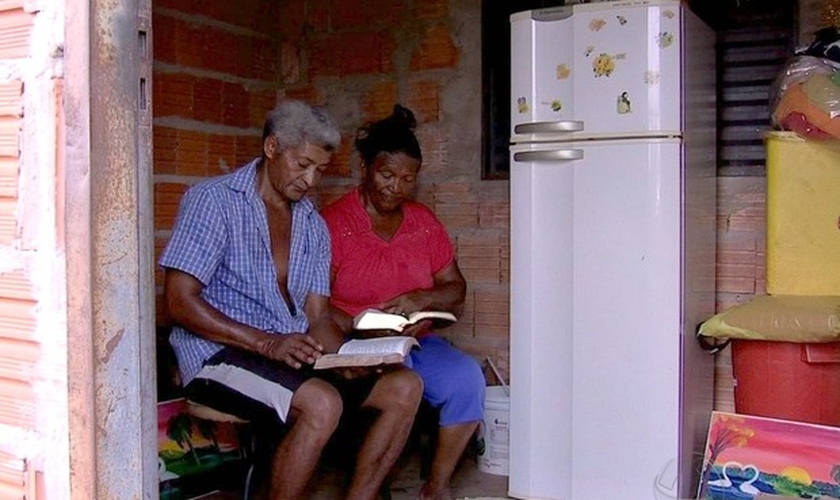Casal está sendo alfabetizado no barracão da cooperativa/ (Foto: Reprodução/ TVCA)