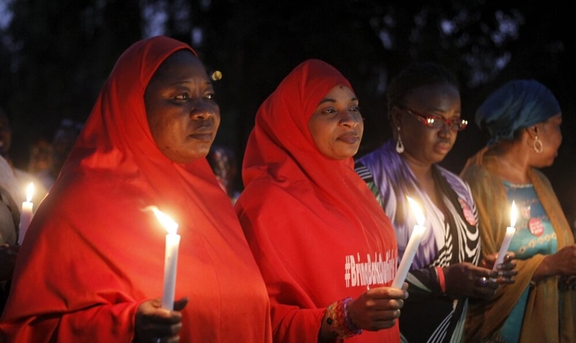 Mulheres nigerianas participam de vigília em janeiro de 2016, para clamar pelo resgate de 200 garotas sequestradas pelo Boko Haram (Foto: Afolabi Sotunde / Reuters)