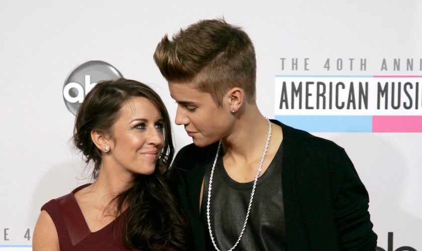Justin Bieber e sua mãe na premiação American Music Awards em Los Angeles. Foto: Reuters/Jonathan Alcorn