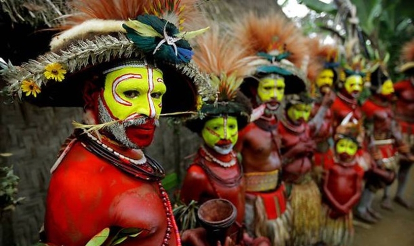 Apesar do difícil acesso de missionários à região o povo de Papua Guiné sinceramente busca a verdade em meio à incerteza da morte e da vida após a morte. (Foto: Sapo.mz)