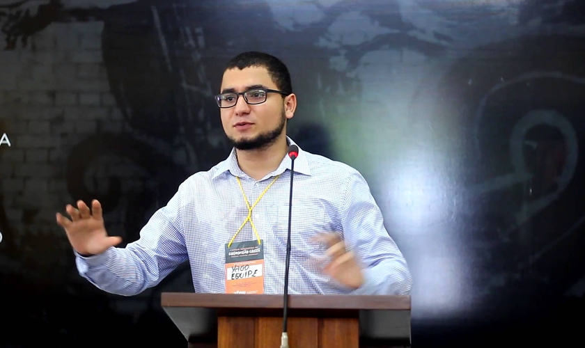 Yago Martins palestra no primeiro fórum nordestino de cosmovisão cristã. Foto: Reprodução/YouTube