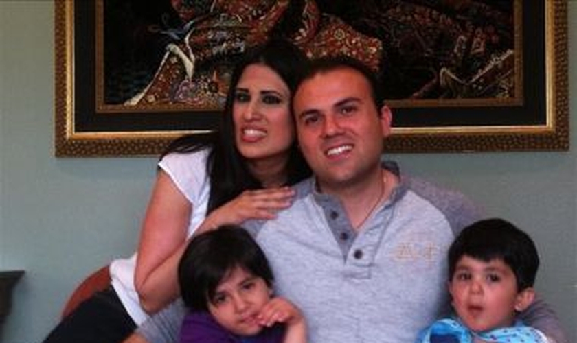 Pastor Saeed Abedini com sua esposa Naghmeh e seus dois filhos pequenos em uma foto de família sem data. Foto: Reprodução.