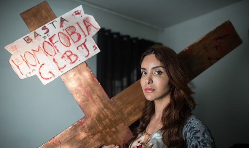 Viviany Beleboni encenou uma 'crucificação' na Parada Gay de 2015 e gerou polêmica entre os cristãos. (Foto: G1)