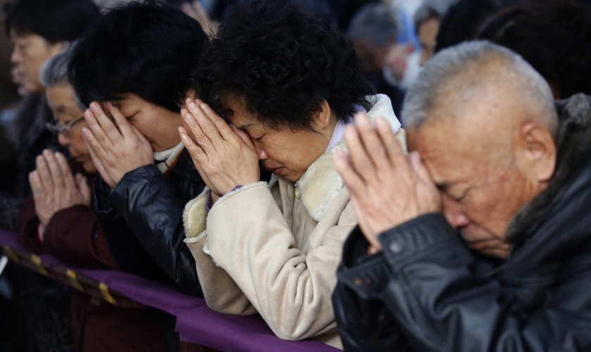 Cristãos chineses oram em igreja subterrânea, na China (Foto: Kim Kyung-Hoon / Reuters)