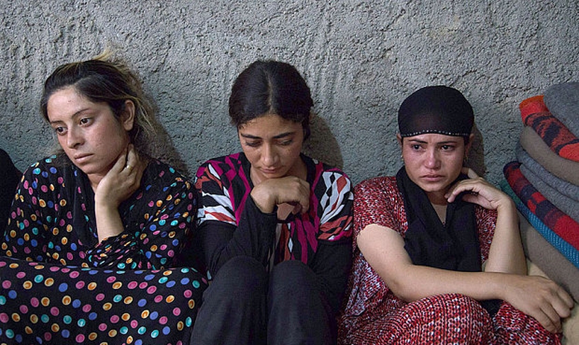 Mulheres resgatadas da escravidão sexual, sob domínio do Estado Islâmico, em Sinjar (Foto: Rex / Telegraph)