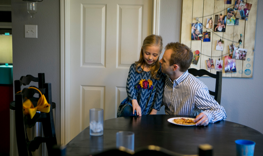 Kyle Burkholder, pastor de ensino na Igreja Grace Point, em San Antonio, com sua filha Bella. (Foto: Ilana Panich-Linsman/The New York Times)