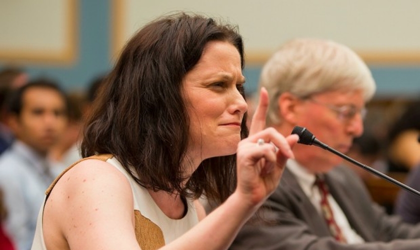 Gianna Jessen testemunha diante do Comitê Judiciário no Tennessee (EUA), ao tentar que o financiamento público à 'Planned Parenthood' seja cancelado (Foto: Pablo Martinez Monsivais / AP)