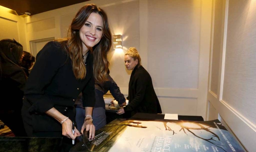 Jennifer Garner autografa cartazes para o filme "Milagre do Paraíso", em West Hollywood, California no dia 04 de março de 2016. (Foto: Reuters/Mario Anzuoni).
