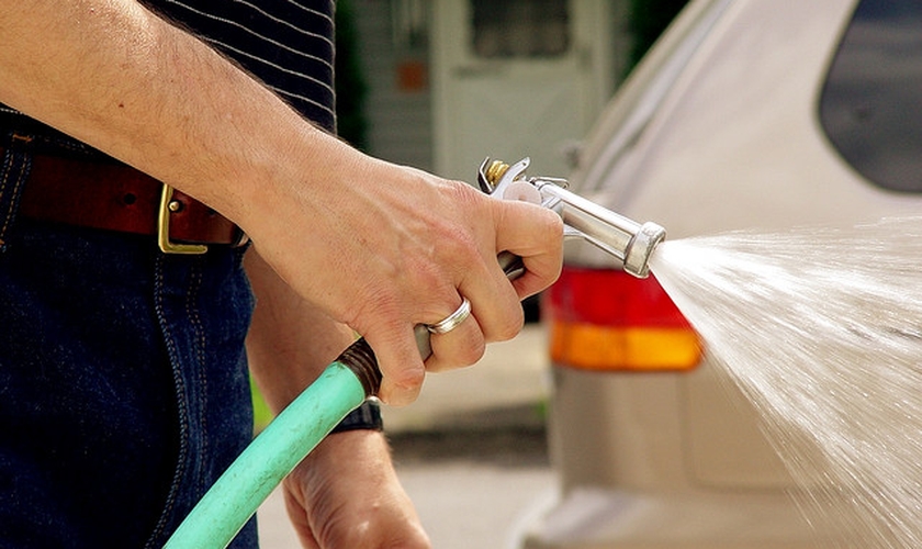 Homem usa água para lavar carro. (Imagem: Pensamento Verde)