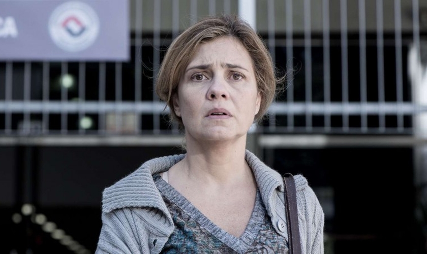 Adriana Esteves irá interpretar no filme nacional "Mundo Cão" a personagem Dilza, que é evangélica, casada e mãe de dois filhos. (Imagem: Reprodução / Youtube)