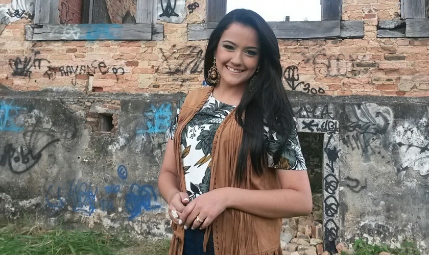 "A sessão de fotos foi cheia de aventuras", postou a cantora em sua Fanpage oficial. (Foto: Marcelo Nejm).