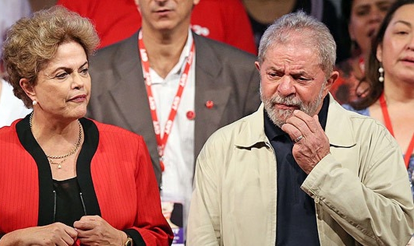 Dilma e Lula estiveram no foco das manchetes nesta quarta-feira, 16, devido à divulgação de uma gravação sobre o termo de posse do ex-presidente para sua nomeação a ministro da Casa Civil (Foto: Ernesto Rodrigues / Folhapress)