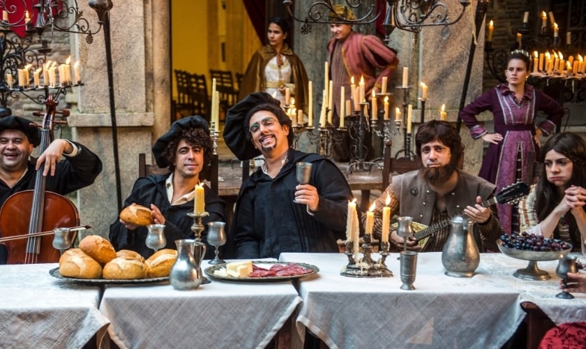 Marcelo Adnet (ao centro) e outros atores do 'Tá no Ar', durante a gravação do clipe 'Já Tive Teses'. A paródia satirizou a história de Martinho Lutero. (Renato Rocha Miranda / TV Globo)