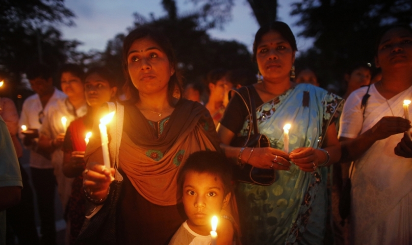 Membros da associação cristã de Bangladesh participam de cerimônia de homenagem às vítimas de uma explosão de bomba. (Foto: Reuters/ Andrew Biraj).