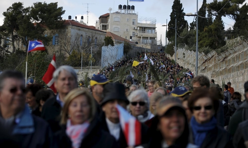 Católicos participam de procissão durante o Domingo de Ramos, no Monte das Oliveiras. (Foto: Amir Cohen / Reuters)