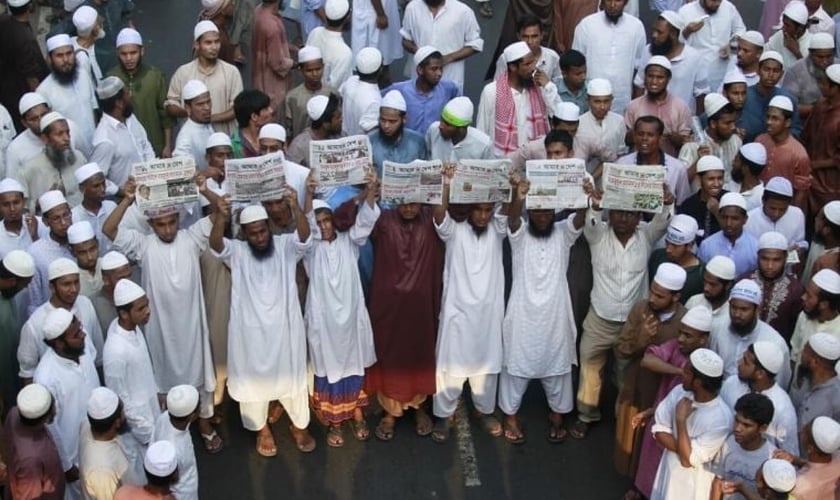 Ativistas islâmicos protestam, pedindo punição para blogueiros, em Bangladesh. (Foto: Reuters)