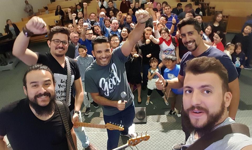 "Estamos muito contentes com as portas se abrindo em várias cidades", diz o líder da banda. (Foto: Reprodução/Facebook)