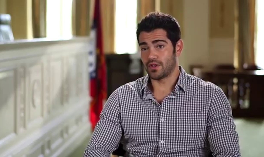 Jesse Metcalfe tem 37 anos e está estrelando no filme "Deus Não Está Morto 2", que estreia no Brasil, dia 7 de abril. (Imagem: Reprodução / Youtube)