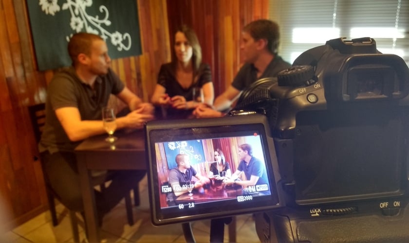 Felipe Seroque em entrevista com Alessandra e Ériko, proprietários da cozinha oriental Wasabi, para o programa da Web TV "Empreendendo com Sucesso". (Foto: Divulgação/Chegou a Hora Brasil)
