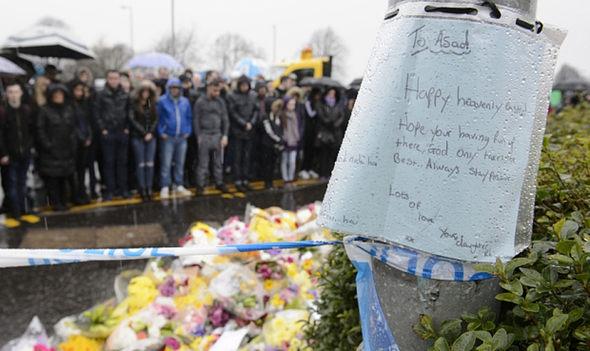 Mensagem da filha de Asad Shah, na parte de fora de sua loja em Glasgow, na Escócia. (Foto: Reprodução/The Telegraph)
