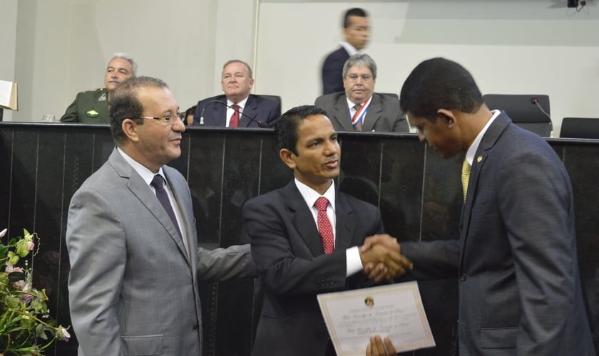 O deputado Márcio Miranda (Presidente da Câmara), pastor Leonino Santiago e o deputado Jaques Neves no momento da entrega do certificado. (Foto: Bruno Thiago)