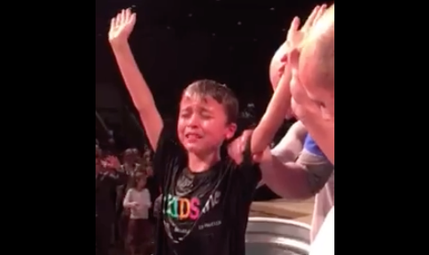 Levi, de apenas 8 anos, levantou suas mãos e começou a orar, em um profundo momento de gratidão a Deus. (Foto: Reprodução/Facebook/Buffie Dumas)