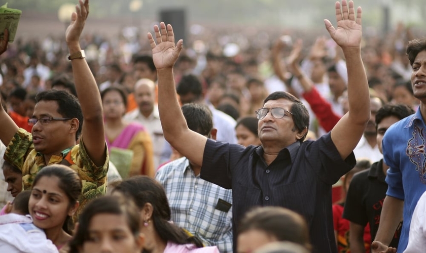 Cristãos oram durante um evento, em Dhaka, Bangladesh. (Foto: Reuters)