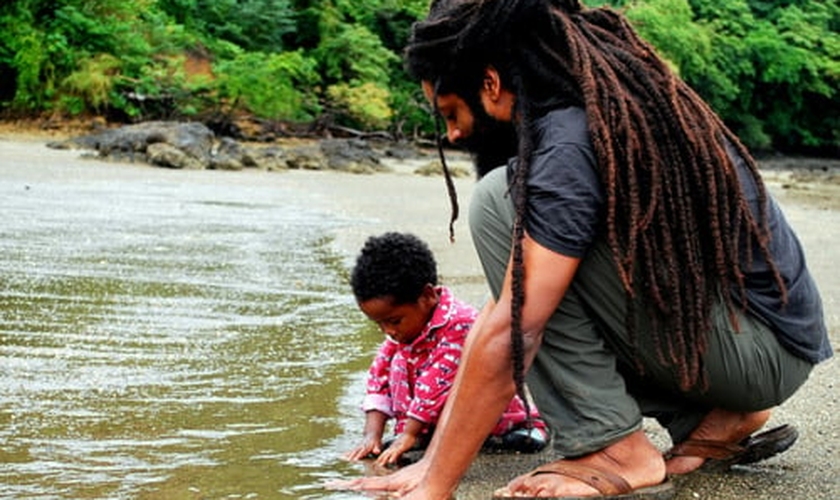 Prendergast nasceu e cresceu na Jamaica, mas decidiu abandonar a tradicional crença rastafari. (Foto: Reprodução)
