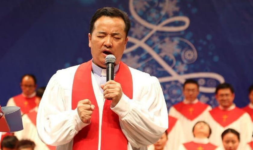 Pastor Gu Yuese liderou a Igreja Chongyi - sancionada pelo Estado e uma das maiores da China - mas foi preso e posteriormente demitido, após protestar contra a remoção de cruzes das igrejas, ordenada pelo Partido Comunista. (Imagem: Facebook)