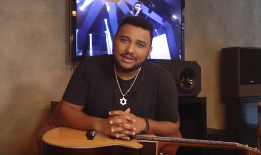 O cantor inicia falando da canção “Amor de Pai” que é uma das canções mais especiais que ele já compôs. (Foto: Reprodução/YouTube).