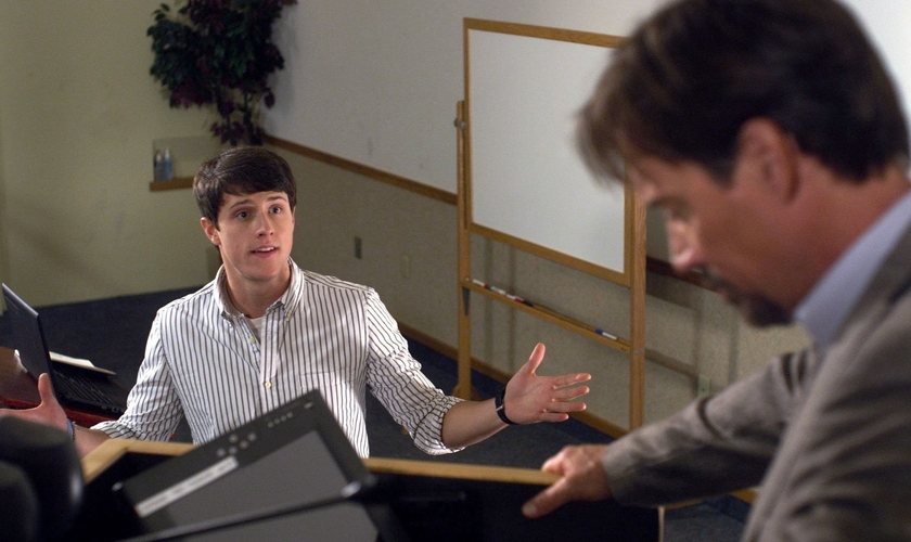 Um exemplo conhecido por causa do cinema é o do jovem cristão Josh Wheaton (Shane Harper) que enfrentou seu professor ateu em "Deus Não Está Morto". (Foto: Divulgação).