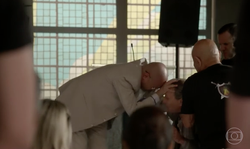 Numa das cenas, um pastor passa a procurar algum fiel que esteja possuído por um demônio. (Foto: Reprodução/Globo)